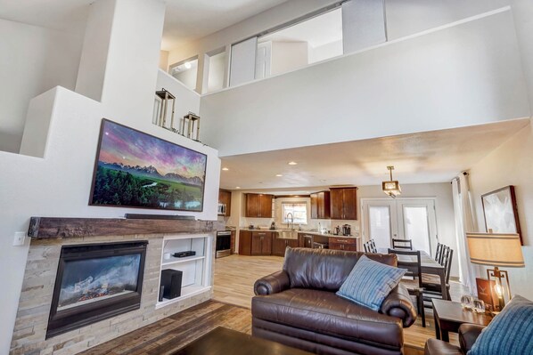 Een smart-tv, een open haard en een kantoor