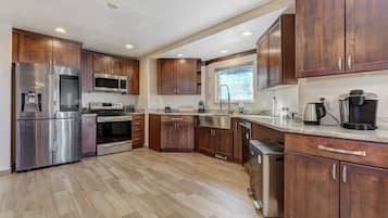 Microondas, silla alta para bebés, utensilios de cocina, mesa de comedor