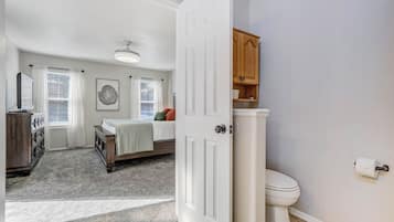 4 habitaciones, escritorio y tabla de planchar con plancha