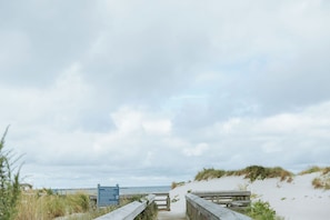 Chaises longues, serviettes de plage