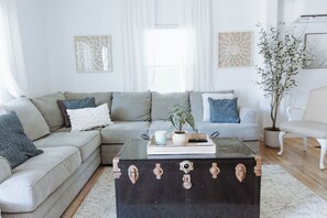 Smart TV, books, stereo