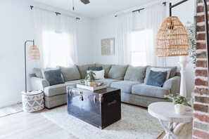 Smart-TV, Bücher, Stereoanlage