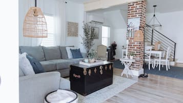 Smart TV, books, stereo