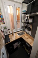 Classic-studio | Yksityinen keittiö | Espressokone, kahvin-/teenkeitin, jääkaappi, mikroaaltouuni
