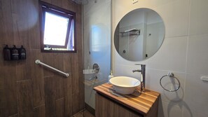 コンフォート ルーム | バスルーム | ヘアドライヤー、石鹸、シャンプー、トイレットペーパー