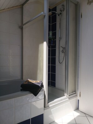 Hair dryer, towels, soap, shampoo - 78 sqm fully equipped apartment with large terrace in a quiet location (Euskirchen)