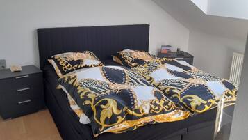 3 slaapkamers, een strijkplank/strijkijzer, gratis wifi, beddengoed