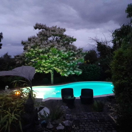 Pool. 78 qm² voll ausgestattete Wohnung mit großer Terrasse in ruhiger Lage
