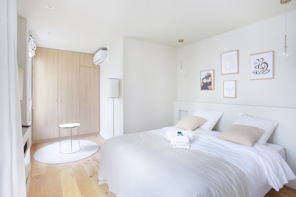 Apartment | Laptop workspace, iron/ironing board, bed sheets