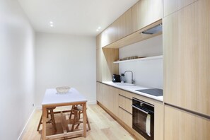 Appartement | Privékeuken | Een koelkast, een microgolfoven, een oven, een kookplaat