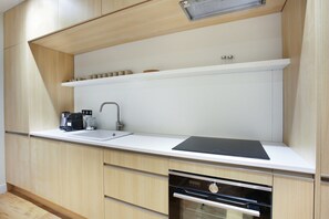 Appartement | Privékeuken | Een koelkast, een microgolfoven, een oven, een kookplaat