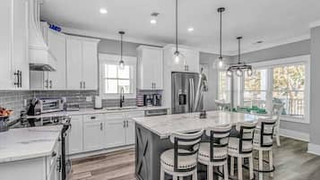 Køleskab, mikrobølgeovn, ovn, kogeplade