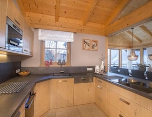 House | Private kitchen - Family Ski Chalet With Views (Wald im Pinzgau)
