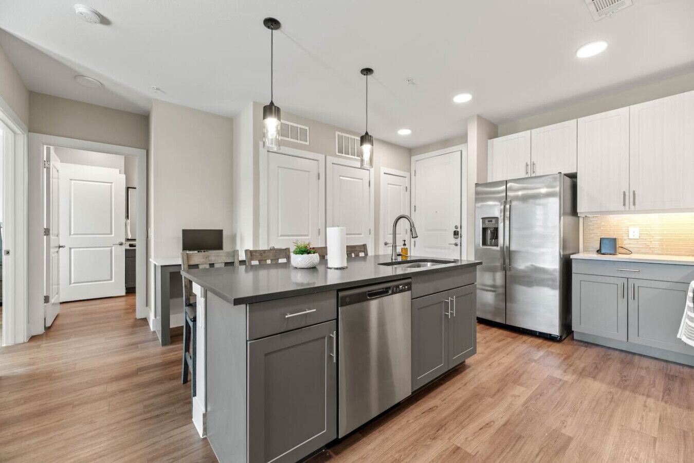 Jääkaappi, mikroaaltouuni, uuni, liesi