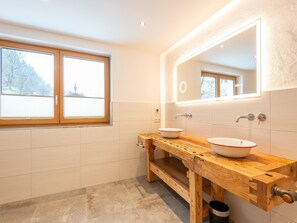 Maison | Salle de bain | Baignoire, sĂšche-cheveux