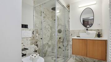 Appartement | Badkamer | Een haardroger, shampoo