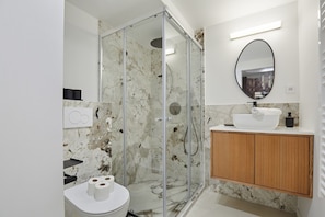 Appartement | Badkamer | Een haardroger, shampoo