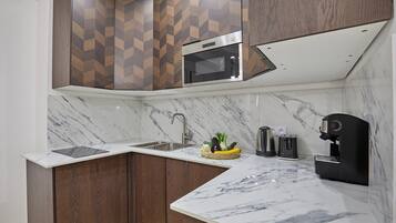 Appartement | Privékeuken | Een koelkast, een microgolfoven, een koffiezetapparaat/waterkoker