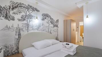 Appartement | Een laptopwerkplek, een strijkplank/strijkijzer, beddengoed