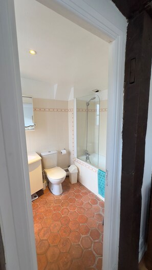 Douche, séchoir à cheveux, serviettes fournies, savon