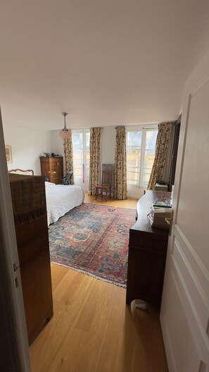 1 chambre, bureau, fer et planche à repasser, Wi-Fi