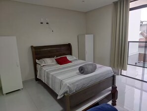 3 bedrooms, desk, iron/ironing board, free WiFi