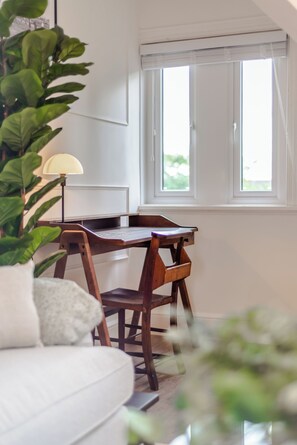 Ático de lujo, 1 habitación | Tabla de planchar con plancha, wifi gratis, ropa de cama