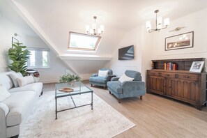 TV - 8 The Quadrant Luxury Apartments Hoylake (Hoylake)