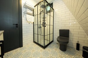 Buồng tắm vòi sen, máy sấy tóc, khăn tắm, xà phòng 