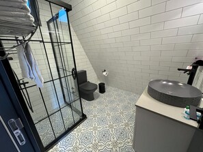 淋浴設備、風筒、提供毛巾、番梘