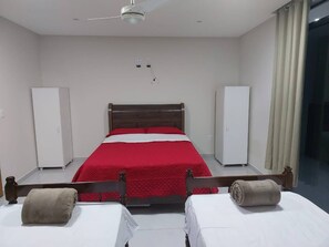 1 dormitori, planxa i posts de planxar, wifi i roba de llit 