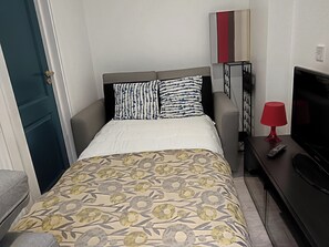 Apartment | 1 bedroom, free WiFi, bed sheets - High Wycombe 1-bed Apt, Sleeps 3 & Private Parking (High Wycombe)