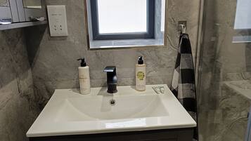 Căn hộ | Phòng tắm | Buồng tắm vòi sen, máy sấy tóc, khăn tắm