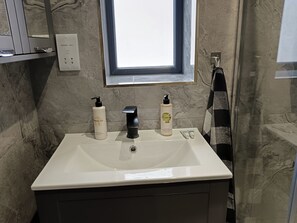 Apartment | Bathroom | Shower, towels - High Wycombe 1-bed Apt, Sleeps 3 & Private Parking (High Wycombe)