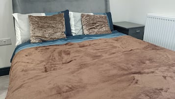 Apartament | 1 dormitori, planxa i posts de planxar, wifi gratuïta i roba de llit