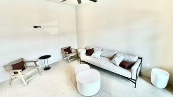 Smart-TV, Tischfußball, Tischtennisplatte