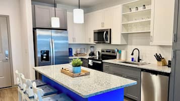 Frigorífic, microones, forn i placa de cuina