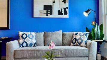 Televisor intel·ligent, futbolí i taula de tennis de taula