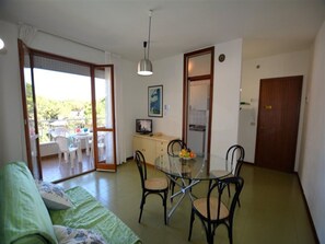 Apartemen, 2 kamar tidur, balkon, pemandangan kolam renang | Ruang makan