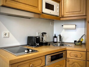 Kühlschrank, Mikrowelle, Herdplatte, Geschirrspüler