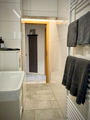 Dusj, hårføner, håndklær og såpe