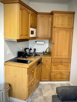 Fridge, microwave, stovetop, dishwasher - City Apartment Osnabrück -- including parking & WiFi, kitchen with dishwasher (Osnabrück)