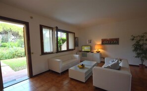 Huvila, 3 makuuhuonetta, parveke, näköala puutarhaan | Olohuone