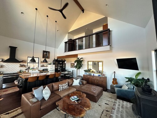 Farmhouse Getaway - Firepit, Views & Stargazing