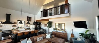 Farmhouse Getaway - Firepit, Views & Stargazing
