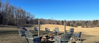 Farmhouse Getaway - Firepit, Views & Stargazing