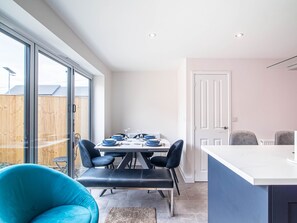 Dining - Lakeview stay is a 4 bedroom luxury house which  sleeps 7 guests with lake view (south yorkshire)