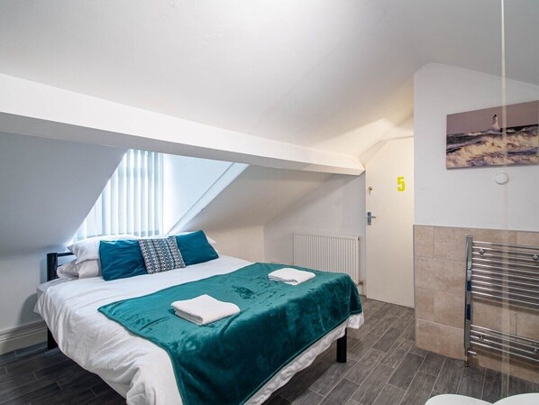 4 bedrooms, iron/ironing board, free WiFi, bed sheets