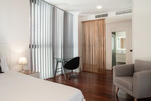 Deluxe Apartment, 1 Bedroom, Balcony | Meja, seterika/papan seterika, Wi-fi percuma, cadar katil 