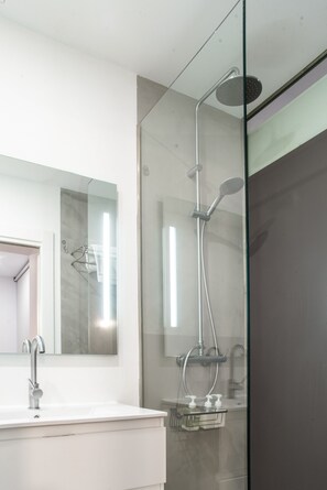 Appartement Duplex, 2 chambres, terrasse | Salle de bain | Douche, sèche-cheveux, serviettes fournies